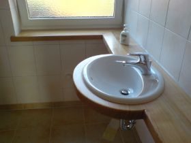 Waschtisch mit integriertem Fensterbrett in Kirsche 15.11.2008 15-08-39.JPG